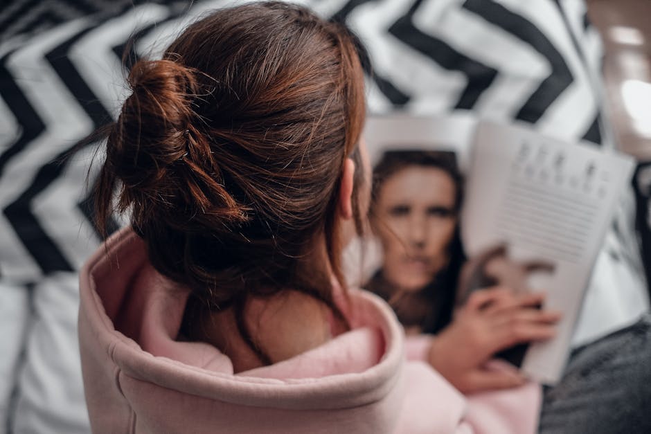 Donna che legge una rivista di tendenze moda in un ambiente moderno